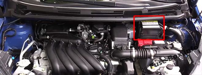 La posizione dei fusibili nel vano motore: Nissan Versa Note / Note (2013-2018)