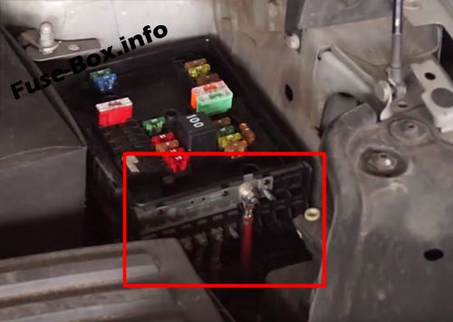 Caja de fusibles previo (ubicación): Volkswagen Caddy (2011-2015)