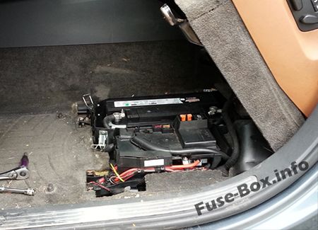 Boîte à pré-fusibles, sous le siège conducteur : Volkswagen Touareg (2002-2005)