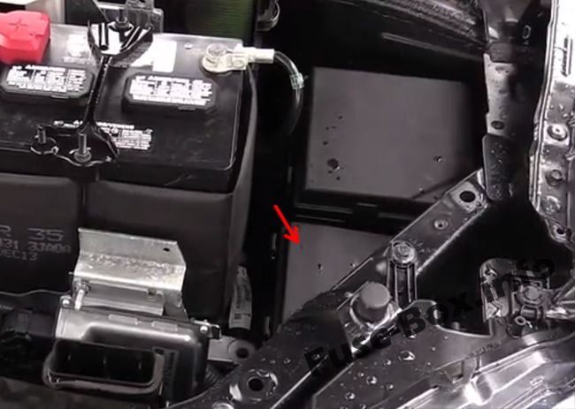 La ubicación de los fusibles en el compartimento del motor: Nissan X-Trail (2013-2018)