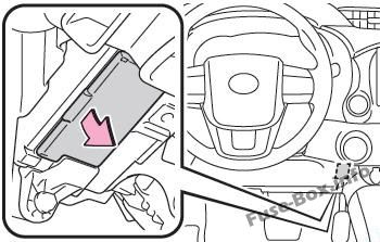 車室内（LHD）のヒューズの位置：トヨタハイラックス（2015-2019- ..）
