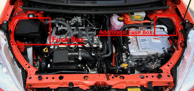 La posizione dei fusibili nel vano motore: Toyota Prius C (2012-2017)