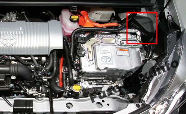 La ubicación de los fusibles en el compartimiento del motor: Toyota Yaris Hybrid / Echo Hybrid (2012-2017)