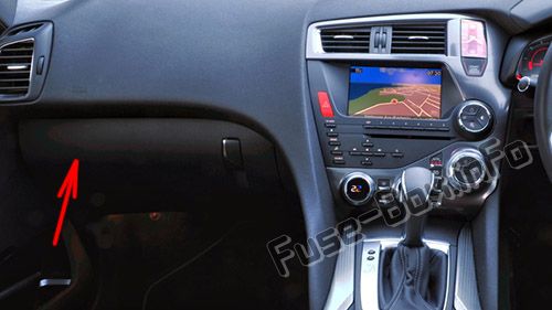 車室内（RHD）のヒューズの位置：CitroënDS5（2012-2016）
