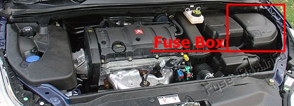 The location of the fuses in the engine compartment: Citroen C4 (2004-2010)