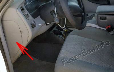 The location of the fuses in the passenger compartment: Mazda B2300/B3000/B4000 (2002, 2003)