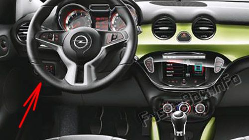 La posizione dei fusibili nell'abitacolo (LHD): Opel / Vauxhall Adam (2014-2018 -...)