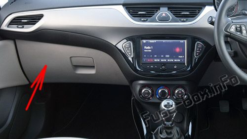 La posizione dei fusibili nell'abitacolo (RHD): Opel / Vauxhall Corsa E (2015-2019 -...)