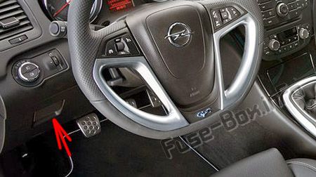 車室内（LHD）のヒューズの位置：Opel / Vauxhall Insignia A（2009-2017）