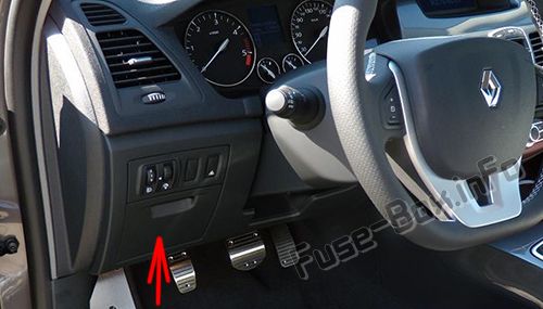 The location of the fuses in the passenger compartment: Renault Laguna III (2007-2015)