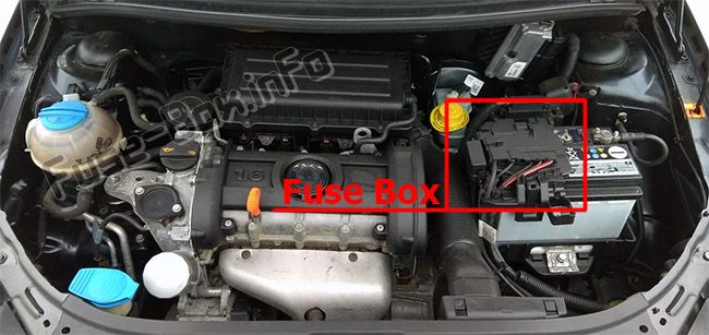 The location of the fuses in the engine compartment (MT, DSG): Skoda Roomster (2006-2015)