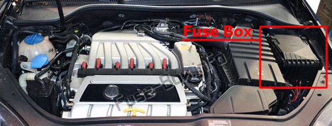 The location of the fuses in the engine compartment: Volkswagen Golf V (2004-2009)