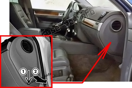 The location of the fuses in the passenger compartment: Volkswagen Touareg (2002-2005)