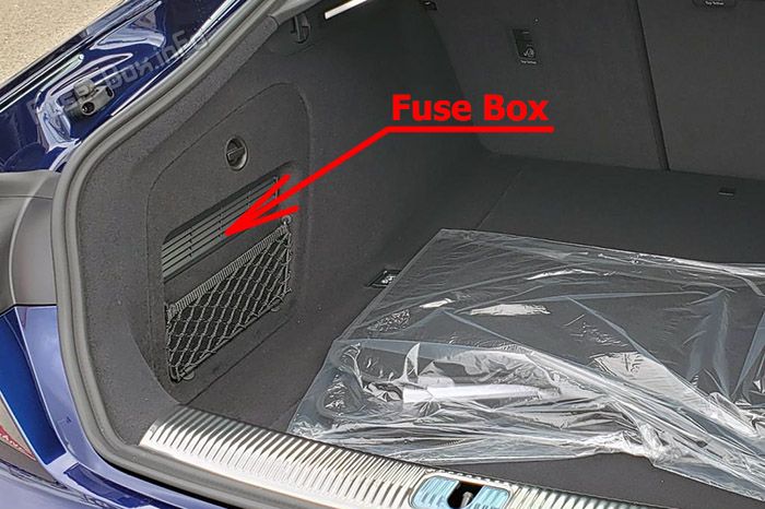 トランク内のヒューズの位置：Audi A5 / S5（2021、2022）