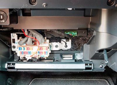 Left instrument panel fuse box location (RHD): Nissan Qashqai / Rogue (2014-2022)