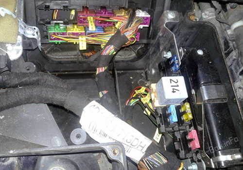 Location of the fuses in the engine compartment: Audi A8 (1998-2002)