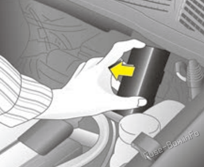 Location of the fuses in the engine compartment: Holden Zafira (TT; 2003, 2004, 2005)